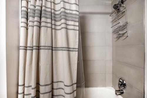 Un baño de South Loop 2br nr L Grant Park CHI-803