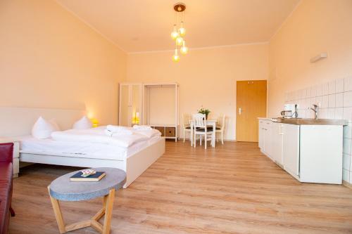 Habitación de hotel con 2 camas y cocina en Burg Rotraut #4, en Ostseebad Sellin