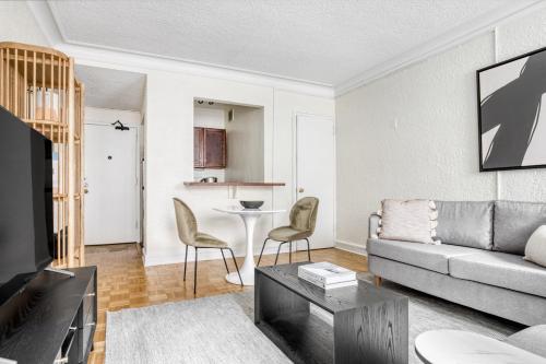 Oleskelutila majoituspaikassa Gold Coast 1BR w Doorman Gym 2 blocks to L CHI-551