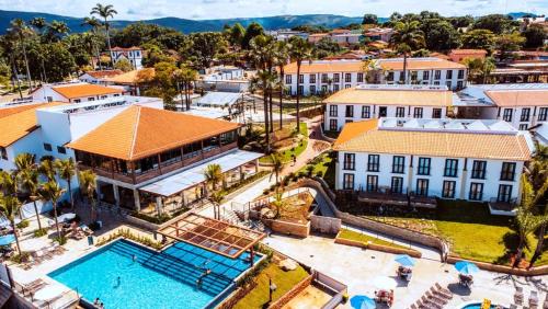 einen Luftblick auf ein Resort mit einem Pool in der Unterkunft Quinta Santa Bárbara ECORESORT in Pirenópolis