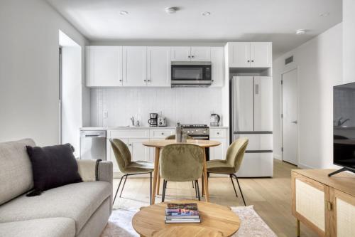 Dapur atau dapur kecil di Downtown Brooklyn 2BR w WD nr Barclays Center NYC-657