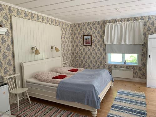 a bedroom with a bed and a window at Villa Skuleskogen in Docksta