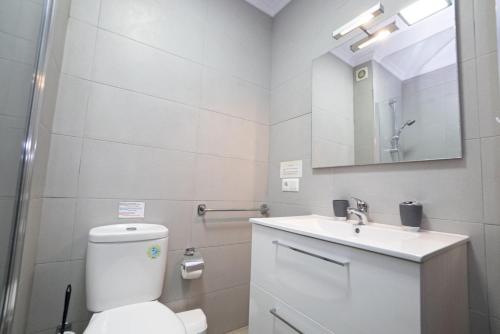 ネルハにあるPALMERAS 72 MENYBERのバスルーム(トイレ、洗面台、鏡付)