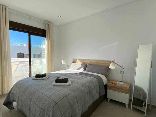 Tempat tidur dalam kamar di Magnifica casa adosada 3 dormitorios en Torrevieja