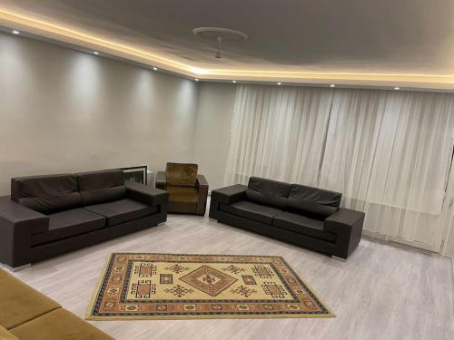 salon z 2 kanapami i dywanem w obiekcie Devasa Büyük Konut 3+1 Derya w Stambule