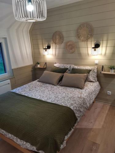 sypialnia z dużym łóżkiem w pokoju w obiekcie L’escute n°5 w mieście Houlle
