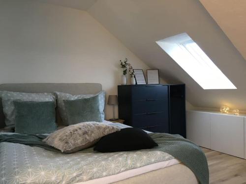 een slaapkamer met een bed en een zwarte dressoir bij Gemütliches Apartment am Kurhaus in Dobel in Dobel