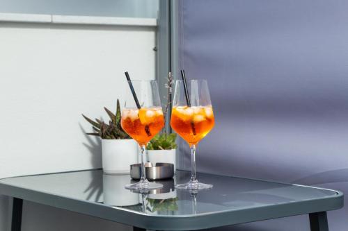 Incantos charme B&B في تورتولي: كأسين من النبيذ يجلسون على طاولة