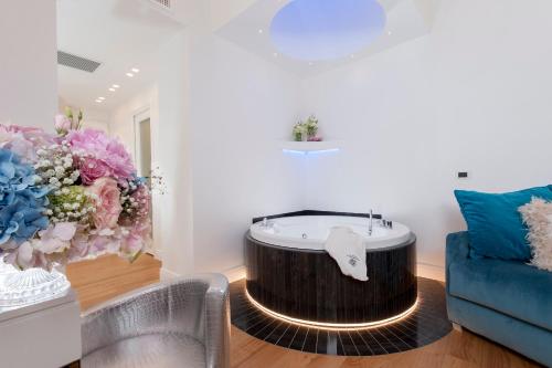 a living room with a large wooden tub in the middle at Argentina Residenza Style Hotel in Rome