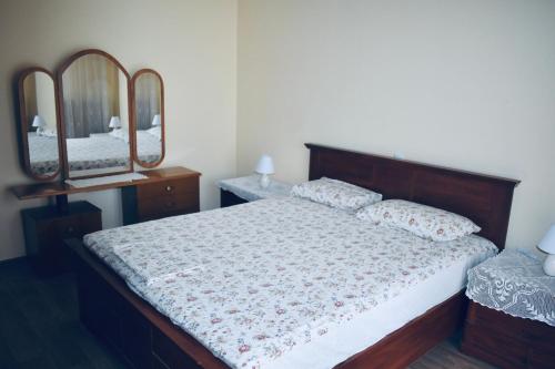 1 dormitorio con cama y espejo en City View Apartment, en Kavala