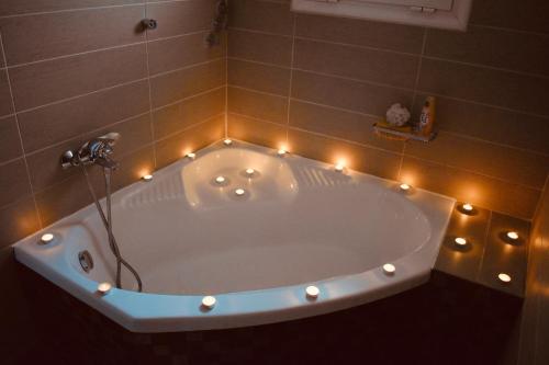 bañera con luces alrededor en el baño en City View Apartment, en Kavala