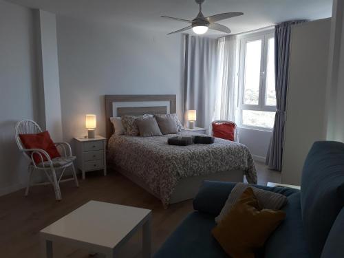 1 dormitorio con 1 cama y 1 sofá en Algaida New Studio Calahonda, Beach, Pools and Garden, en Sitio de Calahonda