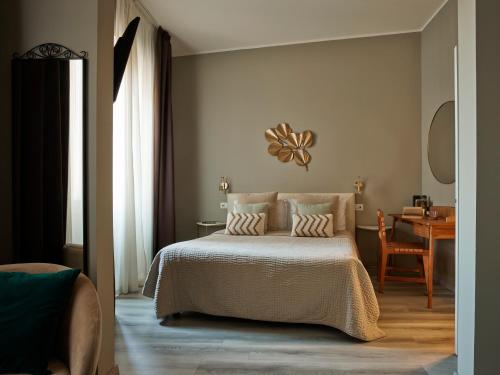 1 dormitorio con cama con almohadas y mesa en B&B My Way, en Florencia