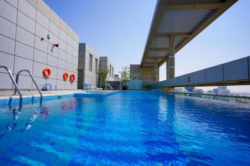 Bazén v ubytování Alasharafia Saray, Spacious 1BR apartment in Sport City nebo v jeho okolí