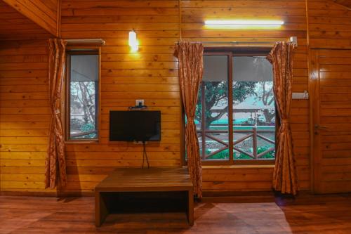 TV a/nebo společenská místnost v ubytování Visava Amusement Park & Resort Navi Mumbai