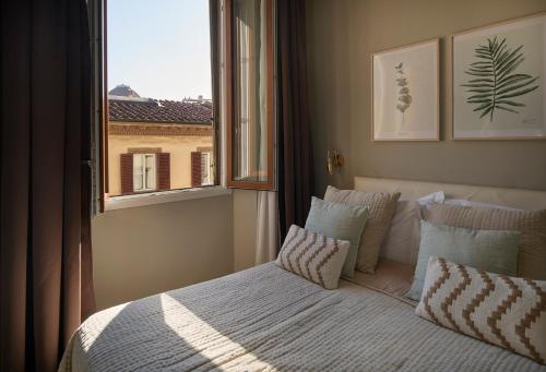 1 dormitorio con cama y ventana con vistas en B&B My Way, en Florencia