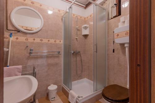 y baño con ducha, aseo y lavamanos. en Apartments Crevatin, en Rovinj