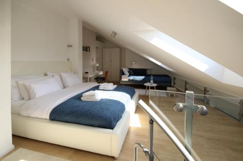 sypialnia z dużym łóżkiem na poddaszu w obiekcie Noemi's Loft - Double Floor Apartment - Old Town w Krakowie