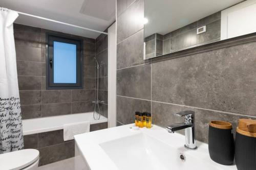 een badkamer met een wastafel, een toilet en een bad bij O&O Group - Luxury APT/3 BR/New Tower/Parking in Or Yehuda