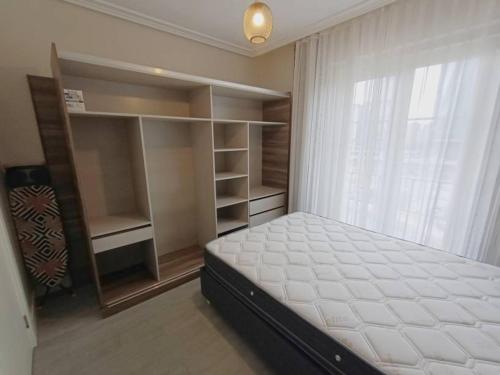 Un dormitorio con una gran cama blanca y una ventana en Close, en Estambul