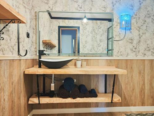 een badkamer met een wastafel en een spiegel bij Casa Burbuja Azul in Gran Tarajal