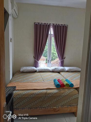 Una cama o camas en una habitación de Losmen Fadel Malioboro Jogja