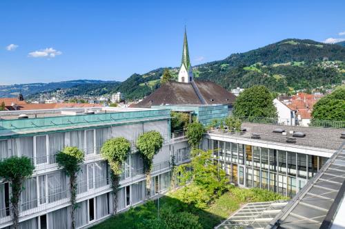 uma vista de um edifício com uma igreja em Vienna House by Wyndham Martinspark Dornbirn em Dornbirn