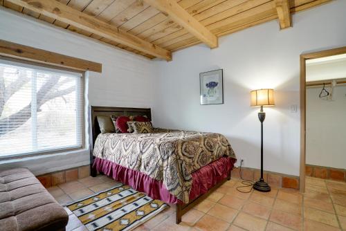 une chambre avec un lit et une fenêtre dans l'établissement Las Cruces Home La Casa Blanca with Courtyard, à Las Cruces