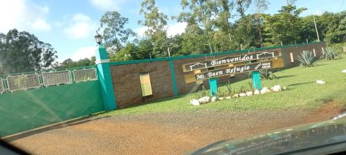 ein Zeichen für einen Zoo mit Schafen auf einem Feld in der Unterkunft Mi Buen Refugio in Puerto Iguazú