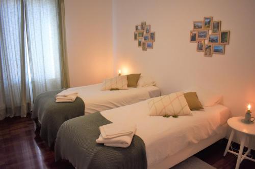 um quarto com duas camas com toalhas em Madeira, 3 bedroom apartment with ocean views in Funchal em Funchal