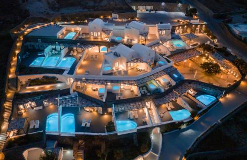 - une vue aérienne sur une maison la nuit dans l'établissement Amber Light Villas, à Imerovigli