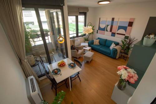 ein Wohnzimmer mit einem Sofa und einem Tisch in der Unterkunft GARDOS BAUHAUS Apartment in Belgrad