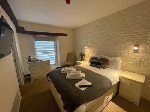 sypialnia z łóżkiem z ręcznikami w obiekcie The Bell Inn w Oksfordzie