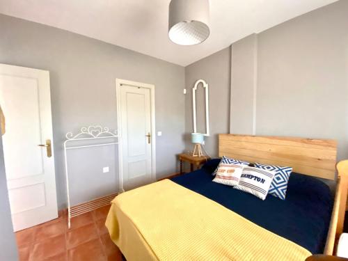 um quarto com uma cama com um edredão azul em Ático Islantilla Golf em Lepe