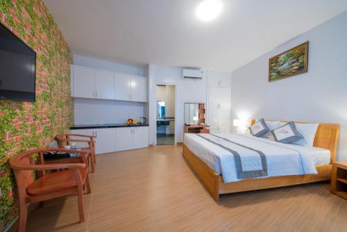 Il comprend une grande chambre avec un lit et une cuisine. dans l'établissement Yen Nam Hotel Nguyen Thai Son, à Hô-Chi-Minh-Ville