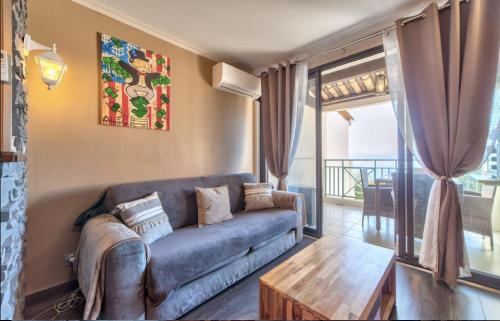 un salon avec un canapé et une table dans l'établissement Appt Vue Mer Exceptionnelle sur baie de Cannes, à Cannes