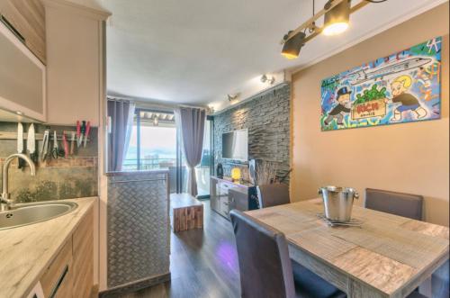 une cuisine avec une table et une salle à manger dans l'établissement Appt Vue Mer Exceptionnelle sur baie de Cannes, à Cannes