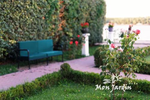 Κήπος έξω από το Hotel Mon Jardin