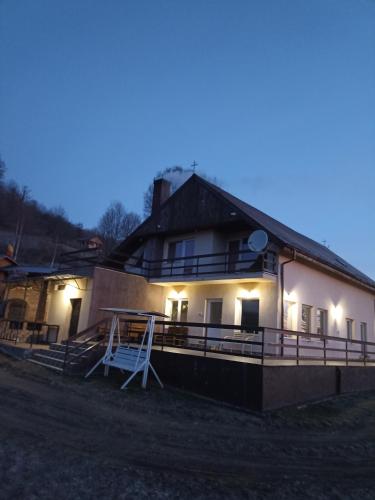 ein Haus mit seitlicher Beleuchtung in der Unterkunft Cabana Refugiu Montan in Băişoara