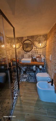 - Baño con 2 lavabos y 2 aseos en CASASTASIA HOME, en Torre del Greco