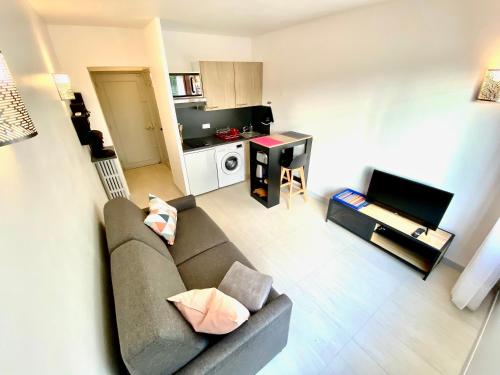 - un salon avec un canapé dans l'établissement Château Picaud By SCLS Locations, à Cannes