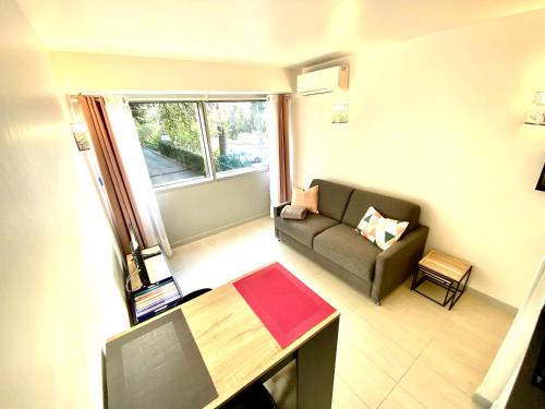 - un petit salon avec un canapé et une fenêtre dans l'établissement Château Picaud By SCLS Locations, à Cannes