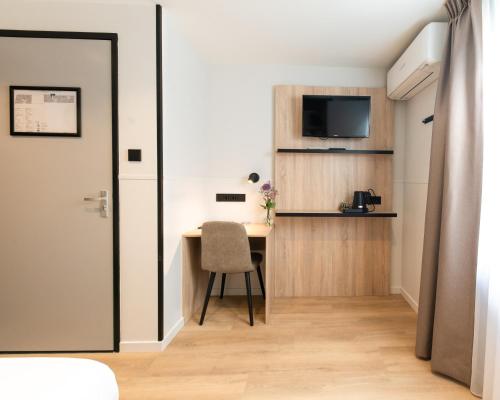 Habitación pequeña con mesa y silla en Hotel van Gelder en Ámsterdam