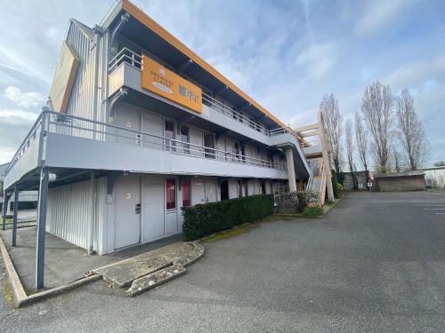 a building with a parking lot in front of it at Première Classe Nantes Sud - Rezé Aéroport in Rezé