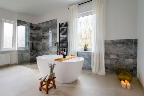 baño grande con bañera y ventana en CHALET627, en Braunlage