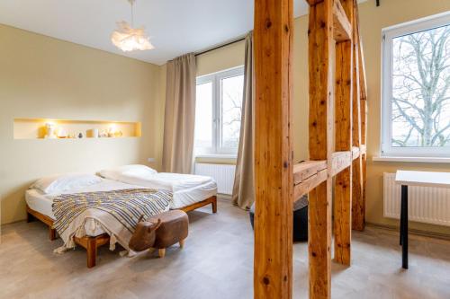 1 dormitorio con 2 literas y ventana grande en CHALET627, en Braunlage