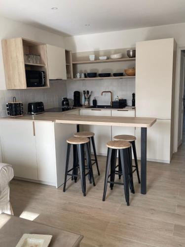 Kuchyňa alebo kuchynka v ubytovaní Duplex place des lices