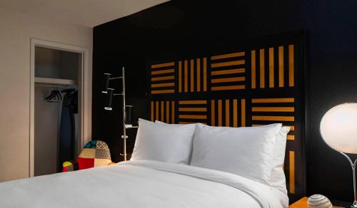 Säng eller sängar i ett rum på Renaissance Des Moines Savery Hotel
