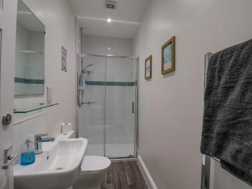 ein Bad mit einer Dusche, einem Waschbecken und einem WC in der Unterkunft Yorkshire House in Filey