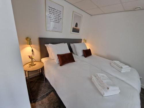Ein Bett oder Betten in einem Zimmer der Unterkunft Woonhotel Petruskerk